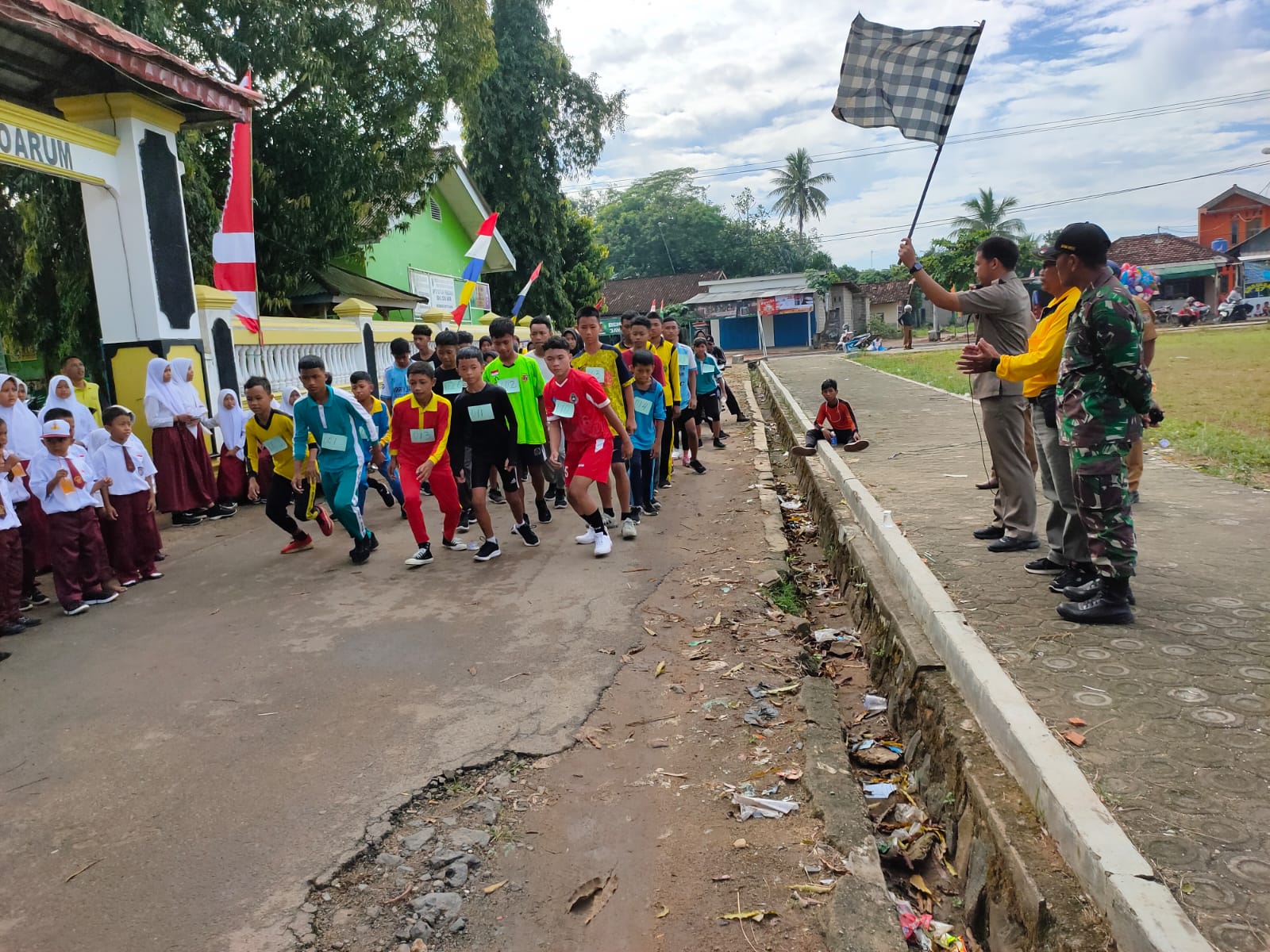 Pembukaan Lomba Lari 5.000 dan 3.000 M dan Pembekalan peserta Paskibra dalam Rangka HUT RI Ke-77 di Lapangan Sepak Bola Kampung Dono Arum